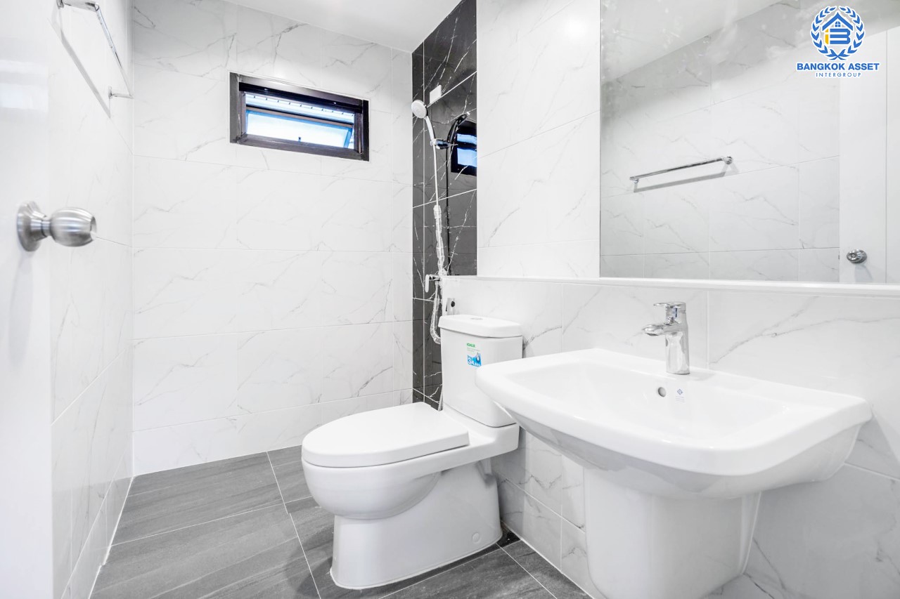 บ้านมือสองตกแต่งใหม่ ม.ศุภาลัย ออร์คิดปาร์ค2 ปิ่นเกล้า-ใกล้ถ.กาญจนาภิเษก หลังมุม ดีไซน์หรูหรา เนื้อที่ 58.9 ตร.ว. ฟังก์ชัน 3 ห้องนอน 4 ห้องน้ำ 1 ห้องแม่บ้าน จอดรถได้ 2 คัน บนทำเลเดินทางสะดวก เชื่อมต่อหลายเส้นทาง และเดอะมอลล์บางแค ทางด่วน "กาญจนาภิเษก" และรถไฟฟ้า "สถานีภาษีเจริญ"